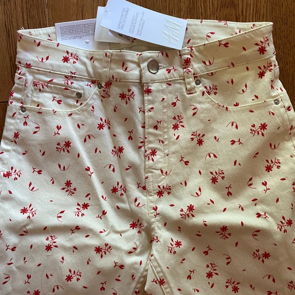 NWT slim fit warm white w/ red flowers size 6 🌹🌺 - Picture 3 of 7